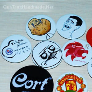 In logo lên huy hiệu cài áo