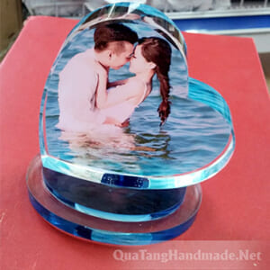 In ảnh lên pha lê tim nghiêng nước hoa